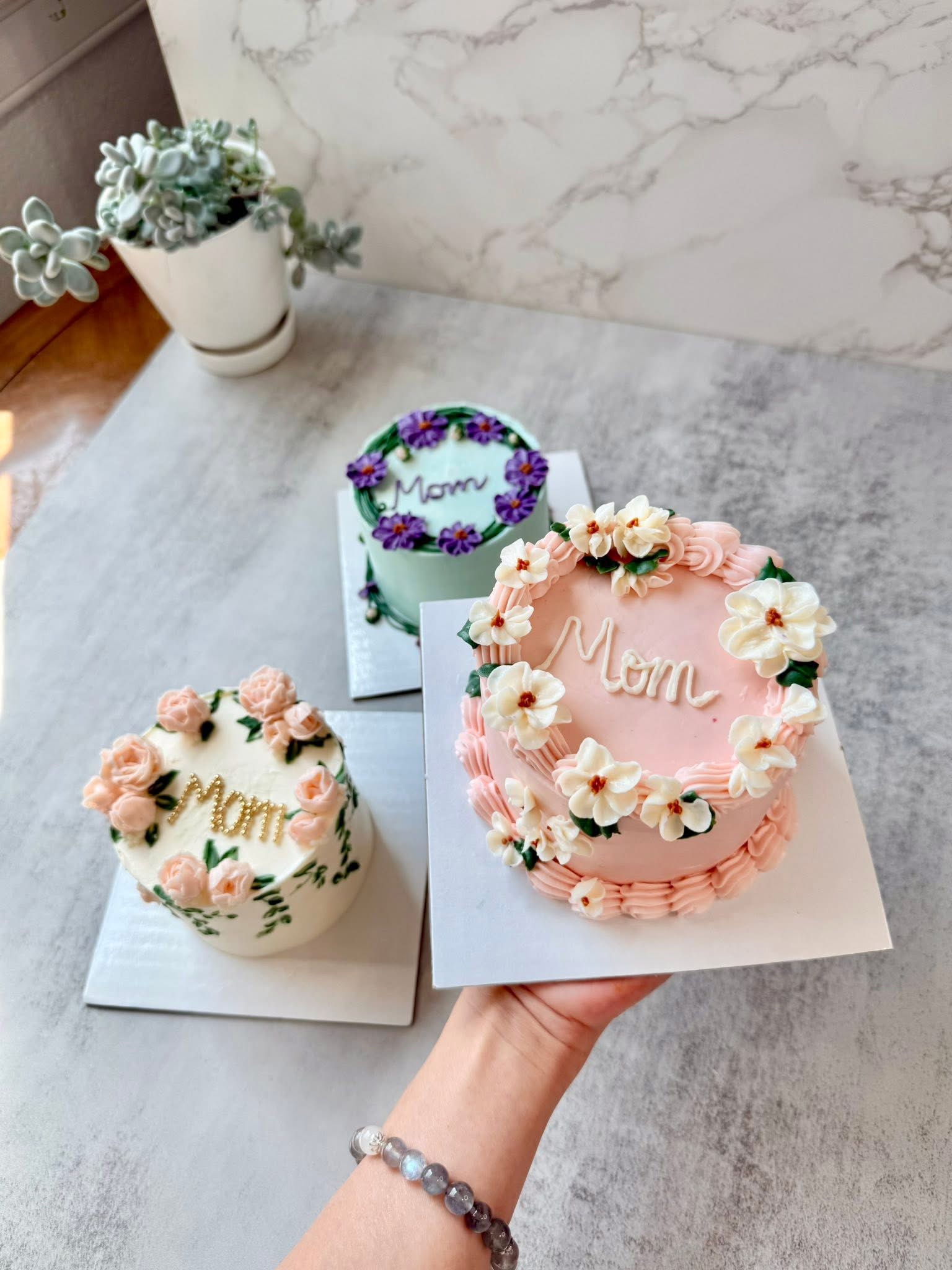 Three pastel mini cakes lettered with Mom