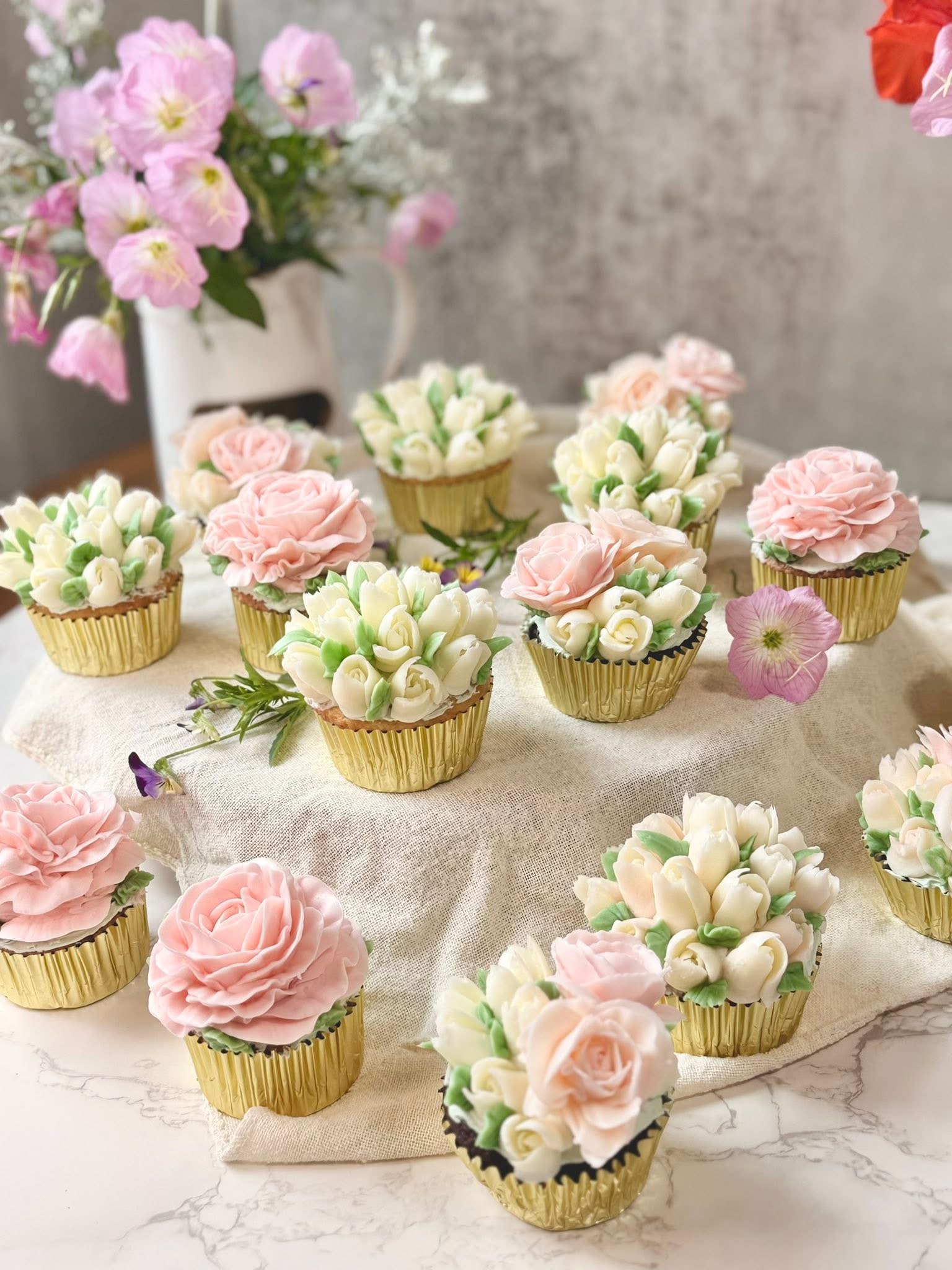 Cupcakes piped with realistic roses and tulips